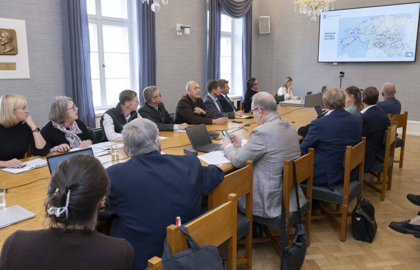 Riigikogu pressiteenistus Riigikogu keskkonnakomisjon ja maaelu komisjon arutasid koos asjaomaste asutuste ja organisatsioonide esindajatega metssigade ja hunti